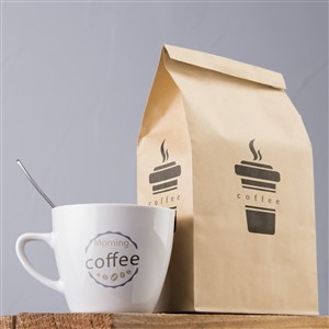 咖啡杯旁边的牛皮纸咖啡包装袋贴图样机