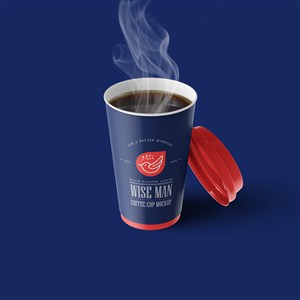 蓝色背景装满咖啡冒着热气的一次性咖啡杯贴图样机