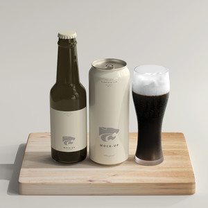 木板上的玻璃啤酒瓶易拉罐包裝貼圖樣機