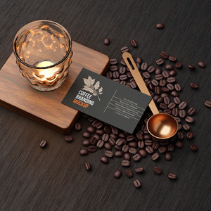 咖啡豆木板上的名片貼圖樣機