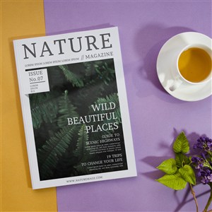 咖啡杯和薰衣草旁的自然杂志样机