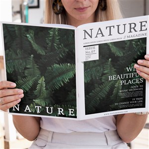 金发女人看着一本自然杂志样机