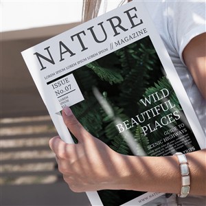 特写手拿着一本自然杂志的样机