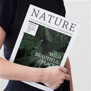 手夹着一本自然杂志样机