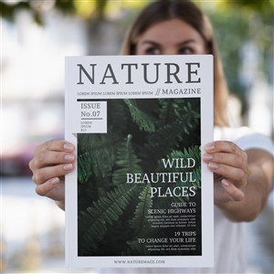 被女人拿在双手上展示的自然杂志样机