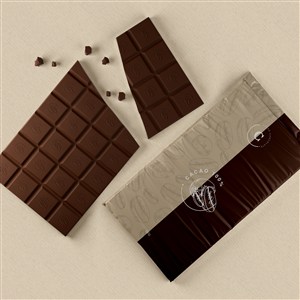 破碎的巧克力旁边的巧克力包装贴图样机