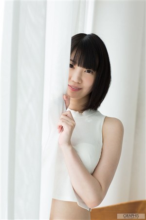窗帘旁的短发气质日本女人温柔性感美女图片