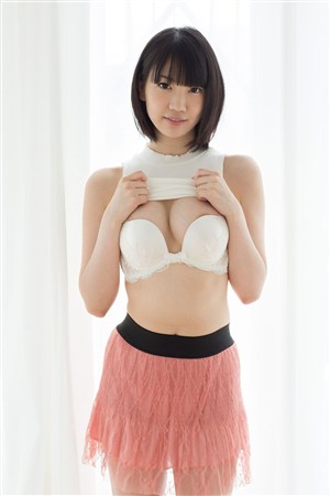 拿起衣服露巨乳日本女人温柔性感美女图片