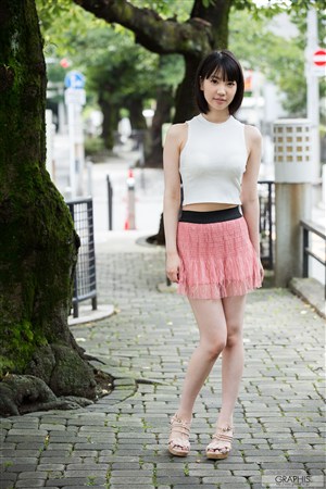 户外超短裙日本女人温柔性感美女图片