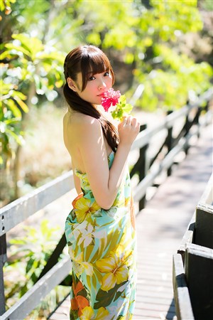 拿鲜花日本美女性感mm图片