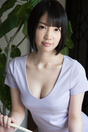 T恤低胸大胆日本性感美胸美女图片