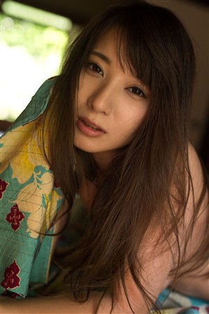 被子里裸体撩人大胆日本性感美胸美女图片