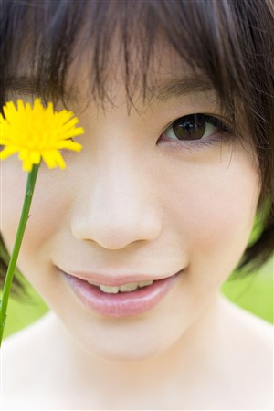 拿着一朵鲜花的日本俏秘书美女图片