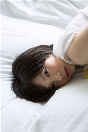趴床上等老板的日本俏秘书美女图片