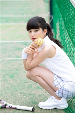 蹲在地上的棒球mm日本美女制服诱惑图片