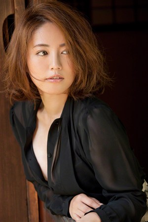 短发气质美眉日本美女制服诱惑图片