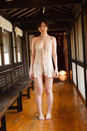 低胸吊带裙风骚美女性感日本女老师图片
