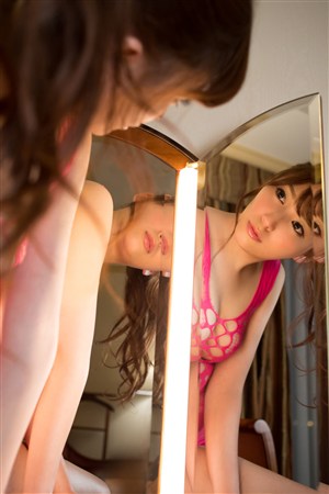 镜子中风骚美女性感日本女老师图片