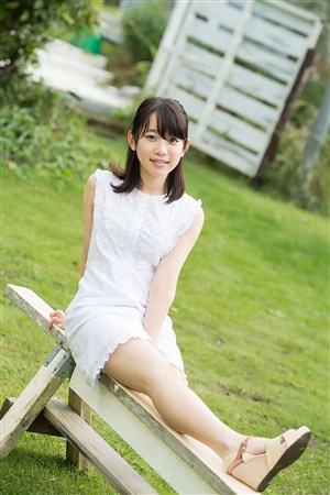 坐在长木凳上的日本美女寂寞少妇的诱惑图片