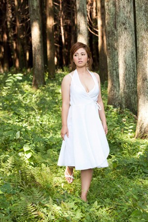 深V低胸长裙美女图片日本嫩模写真