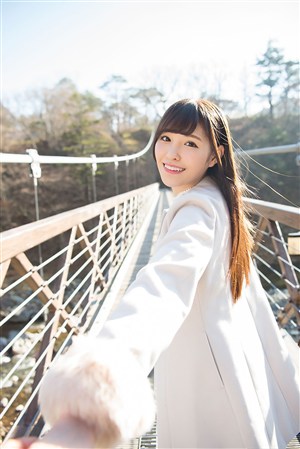 吊桥上的日本校花美女图片