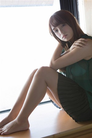 窗台撩人性感日本美女图片免费下载