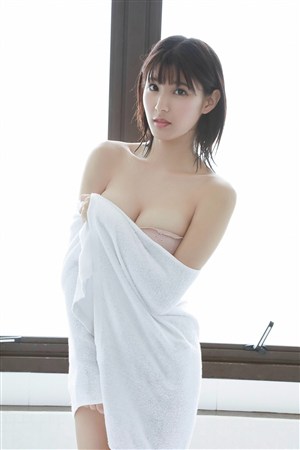 裹浴袍性感日本美女图片免费下载