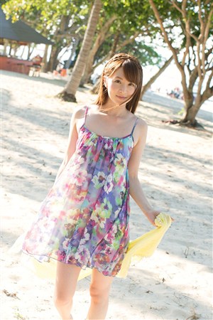 沙滩上吹风的吊带日本美女火辣萝莉写真