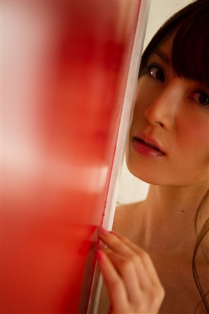 靠墙裸体撩人日本美女火辣萝莉写真