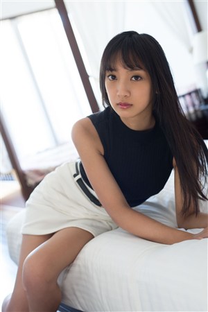 半躺床上超短裙气质性感养眼日本美女图片