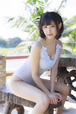 骑在凳子上的日本美女人体艺术图片