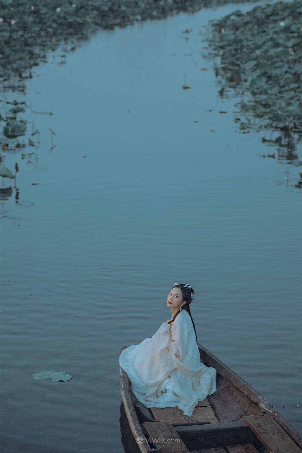 小船上穿旗袍的美女模特 - 免费可商用图片 - CC0素材网