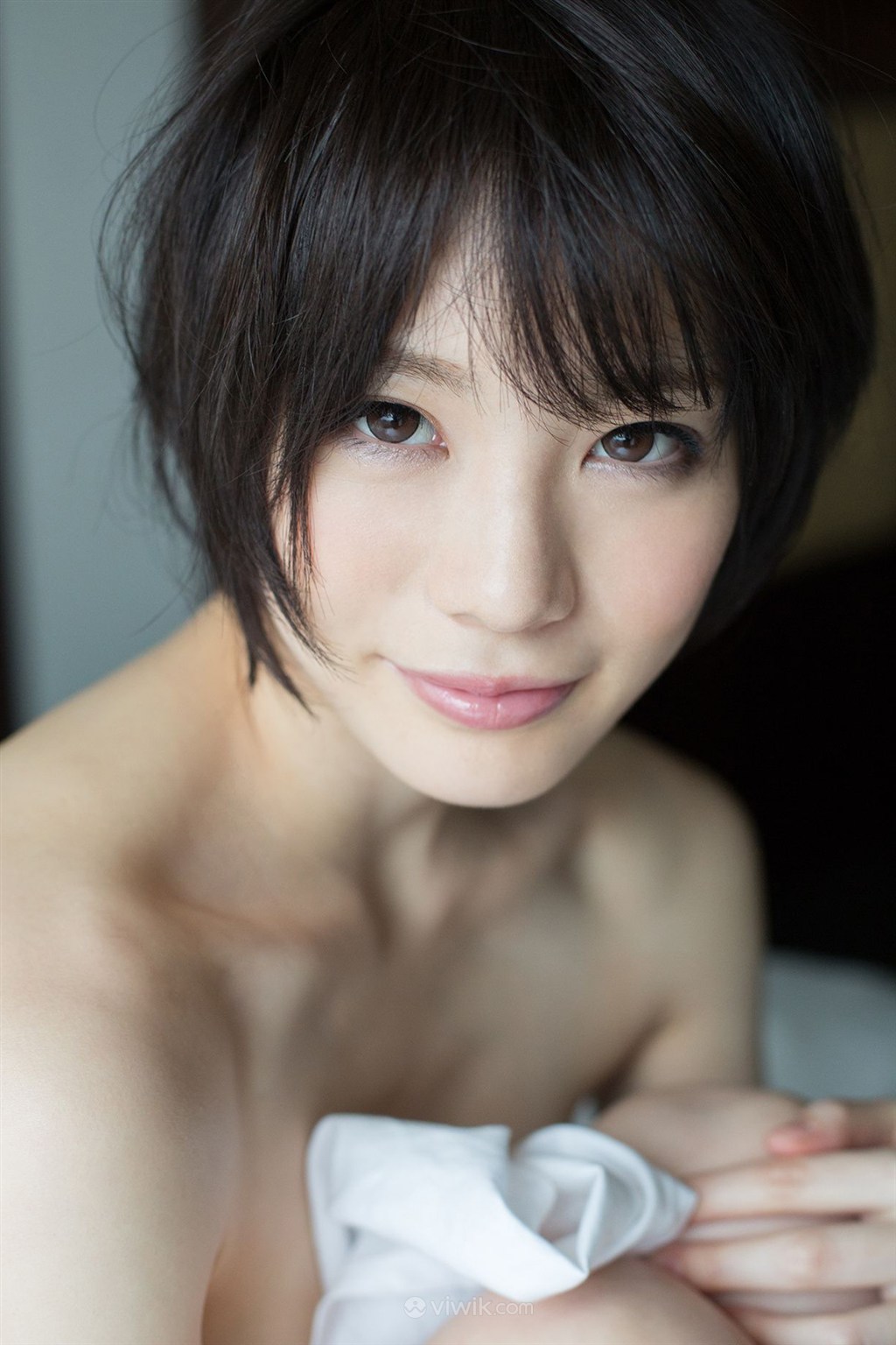 裸体拿毛巾日本俏秘书美女图片