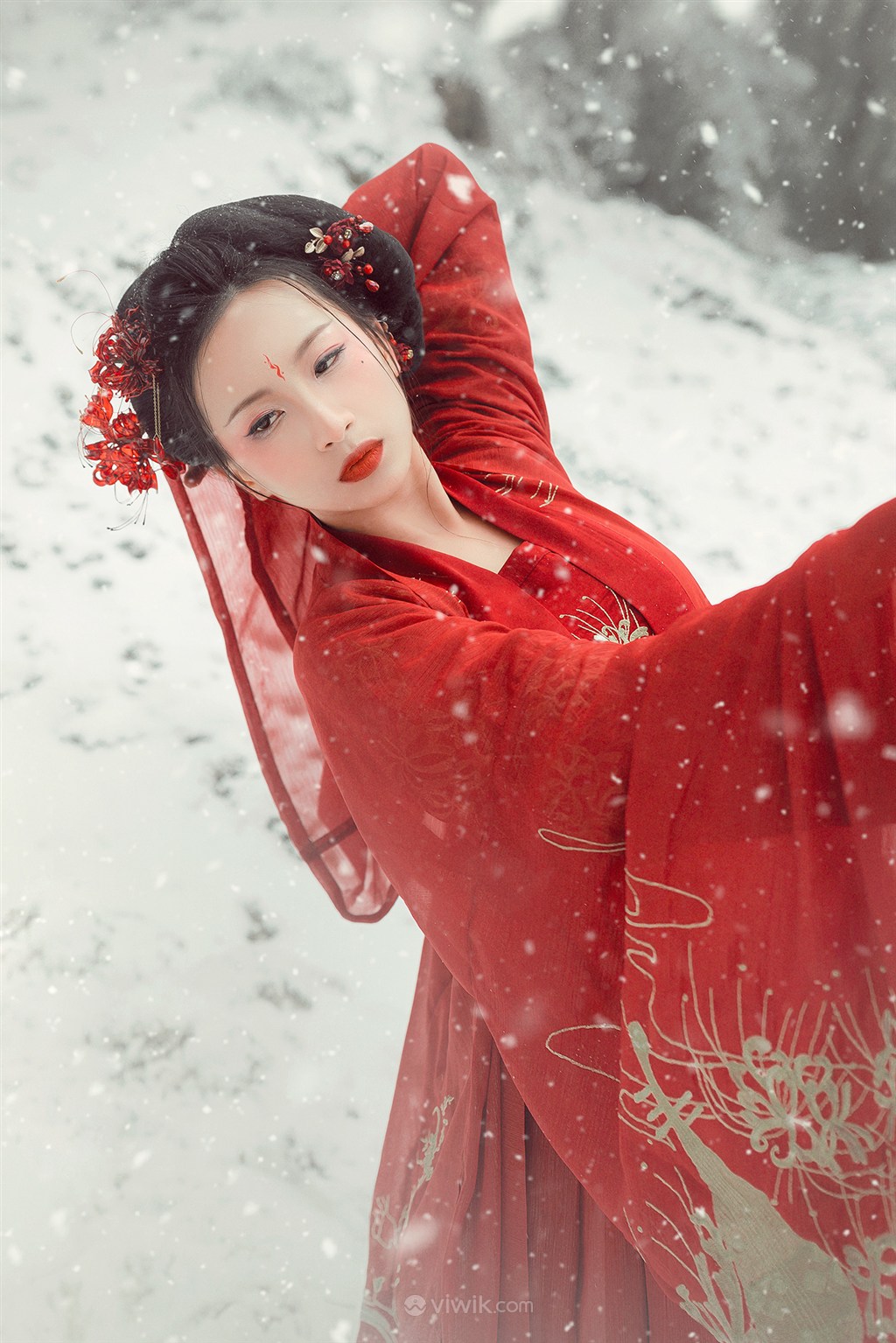 大雪纷飞天舞蹈的古典真人美女图片
