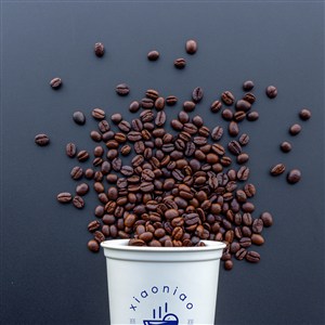 咖啡豆和一次性纸杯咖啡杯贴图样机
