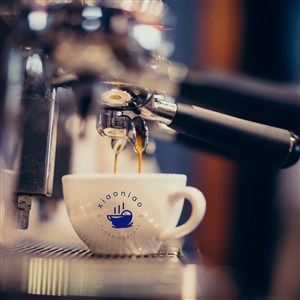 在咖啡机接咖啡的陶瓷咖啡杯贴图样机