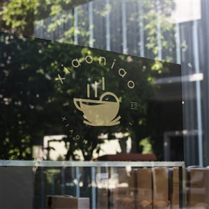 咖啡厅玻璃上的logo贴图样机