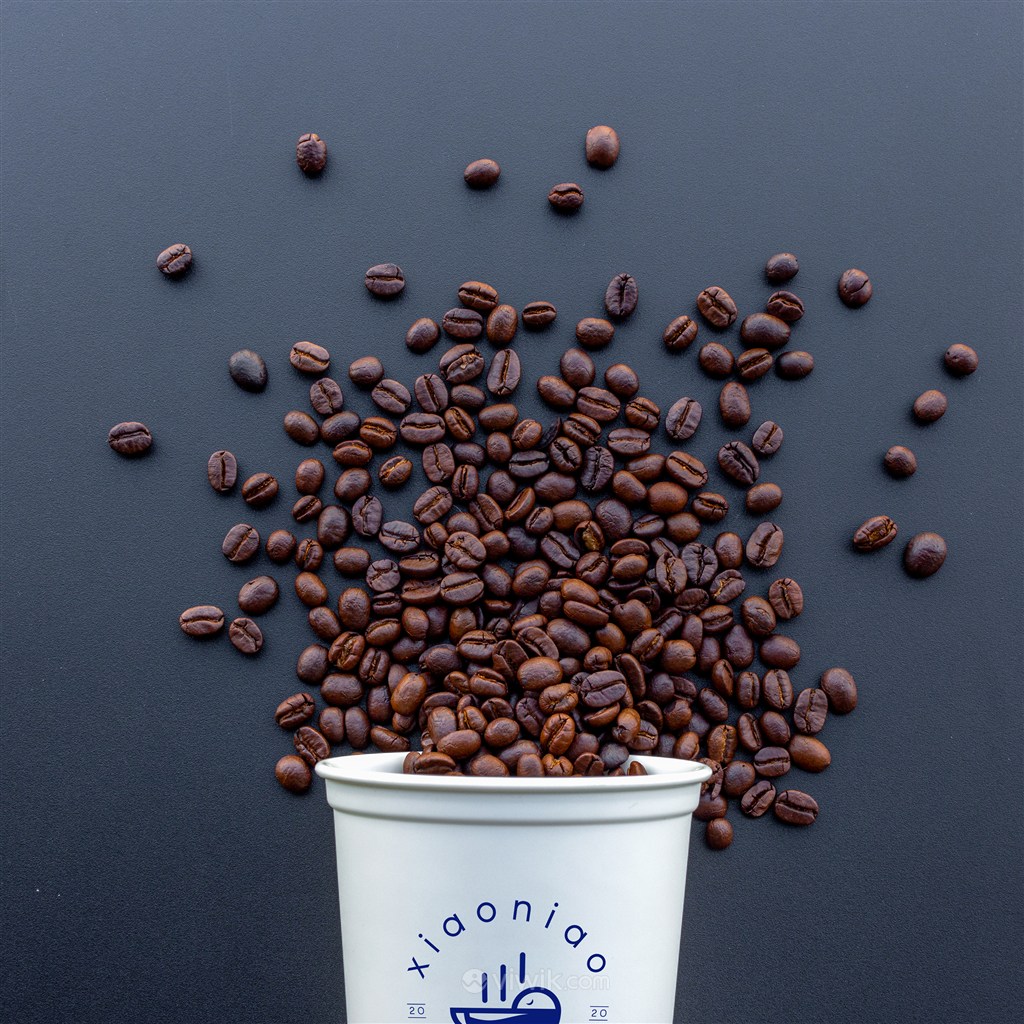 咖啡豆和一次性纸杯咖啡杯贴图样机