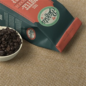 咖啡豆旁边的纸袋咖啡豆包装袋贴图样机
