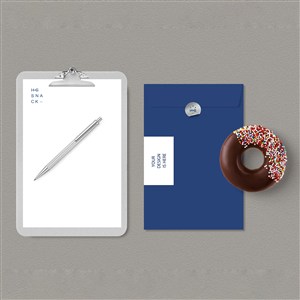 甜品店VI文件袋夹板贴图样机