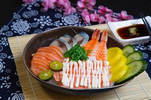 日本料理海鲜日式丰盛基围虾黄瓜三文鱼拉面美食图片