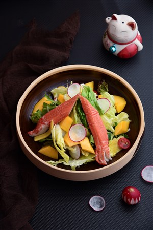 日本料理美食冷盘章鱼蟹棒刺身沙拉图片