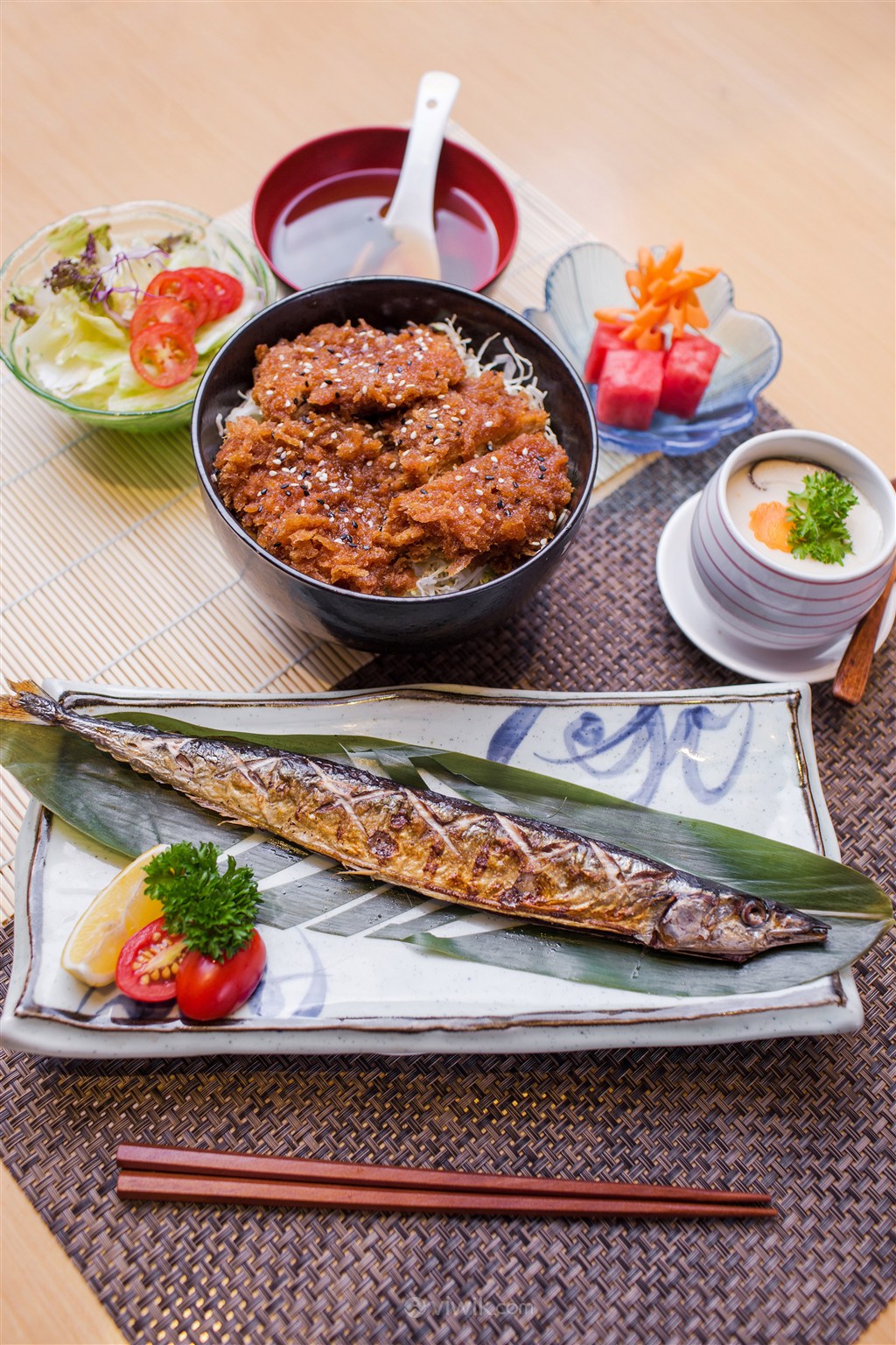 高清日本料理烤秋刀鱼炸猪排日式美食美食图片