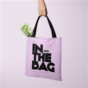 手拿装了鲜花的紫色环保购物袋贴图样机