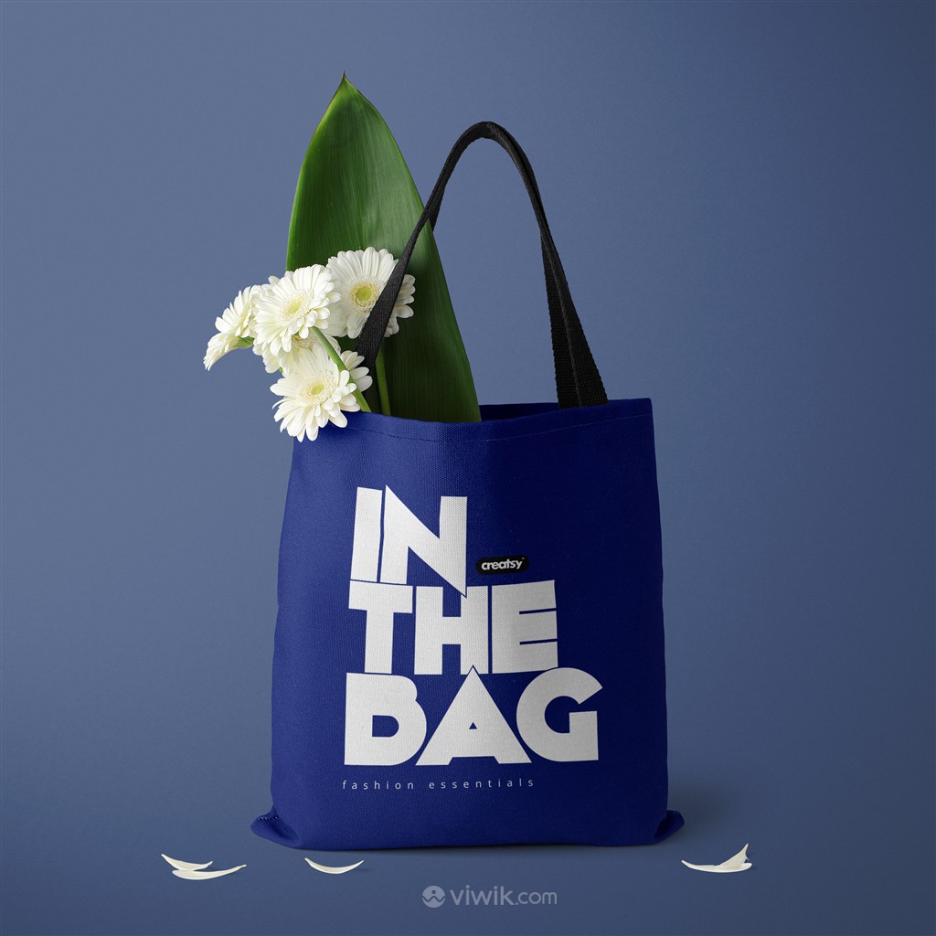 装了鲜花的蓝色环保购物袋贴图样机
