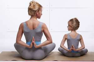 瑜伽母女健身运动图片素材.jpg