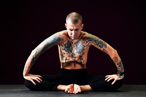 纹身男子瑜伽冥想图片.jpg