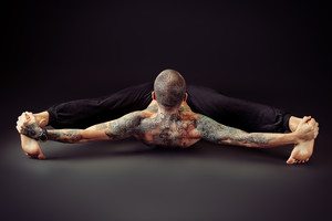 纹身男子瑜伽动作图片.jpg
