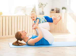 高清欧美女性带孩子锻炼瑜伽图片.jpg