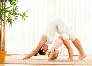 超清锻炼瑜伽的母女健身运动图片.jpg